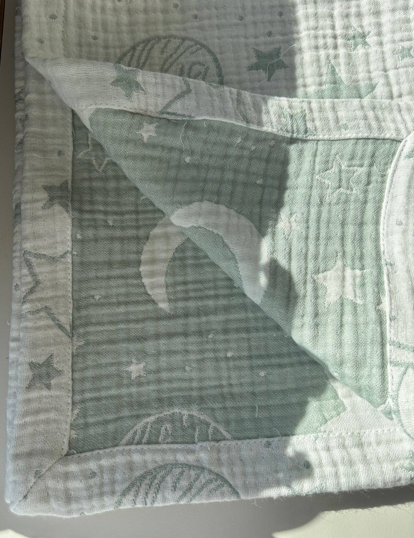 Vit  rymd babyfilt (50 x 60 cm,4-lagers jacquardmuslin)