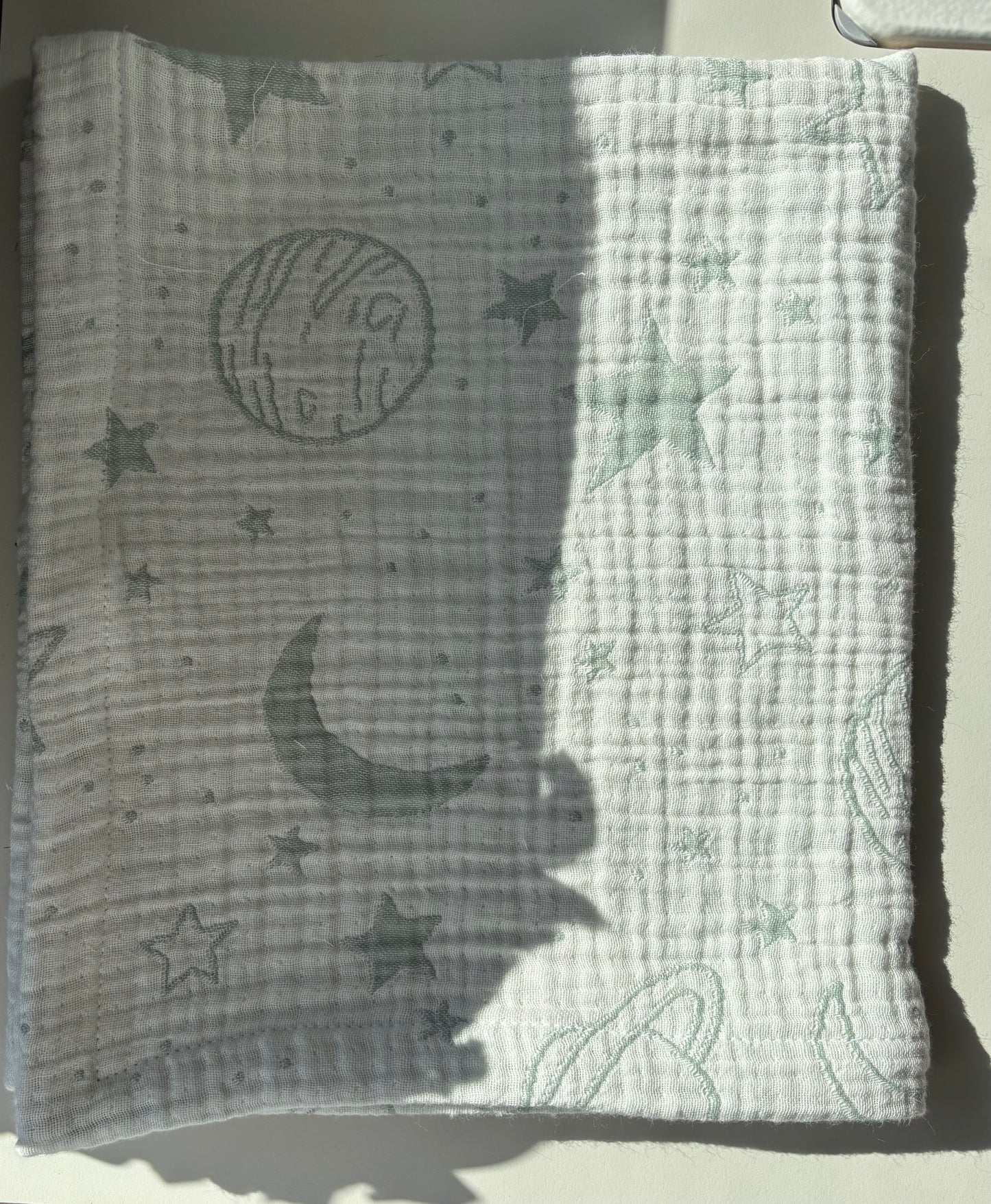 Vit  rymd babyfilt (50 x 60 cm,4-lagers jacquardmuslin)