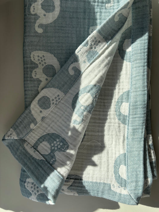 Blå elefant babyfilt (60 x 80 cm,4-lagers jacquardmuslin