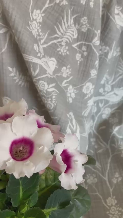 Grått fågel- och blommönstrat babyfilt (100 x 100 cm,4-lagers jacquardmuslin)